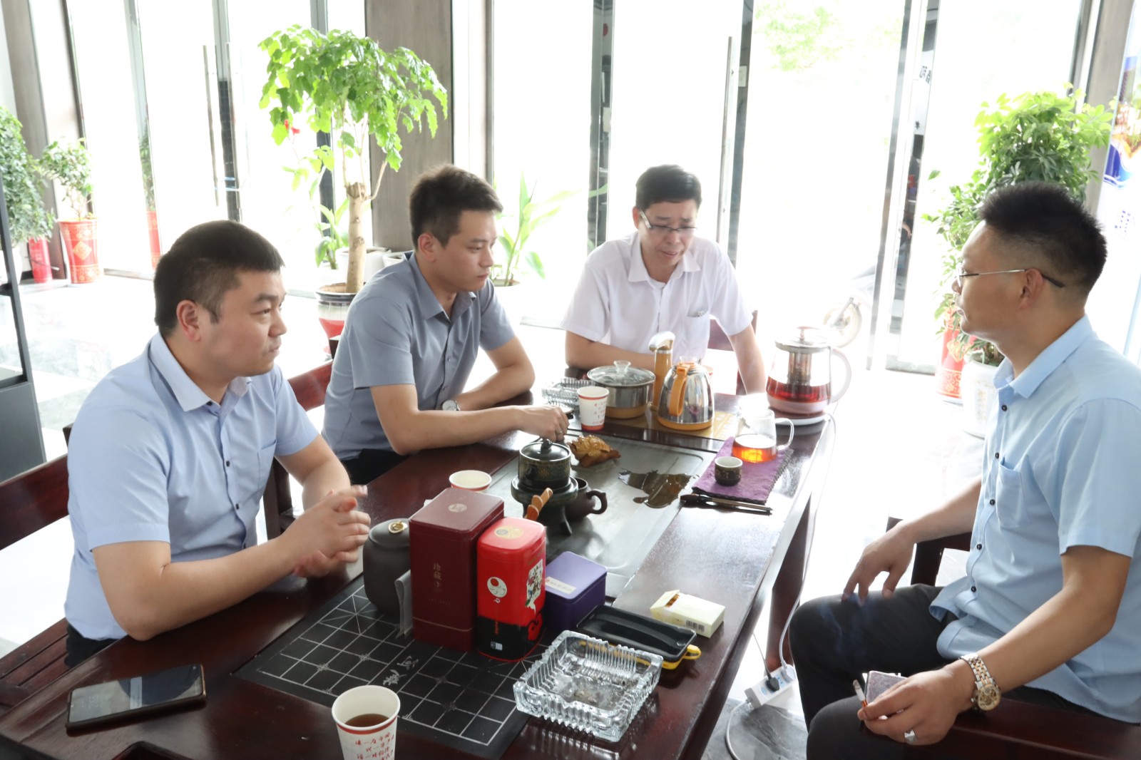 【人生就是搏品质服务与眷注】董事长带队亲临一线，，端午节巡检湖北片区